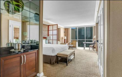 Signature MGM Suite with Strip and Sphere View, Las Vegas (photo 8)