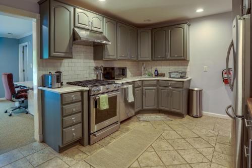 Charming Monroe Township Home - 13 Mi to RU! in East Brunswick, USA