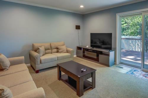 Charming Monroe Township Home - 13 Mi to RU! in East Brunswick, USA