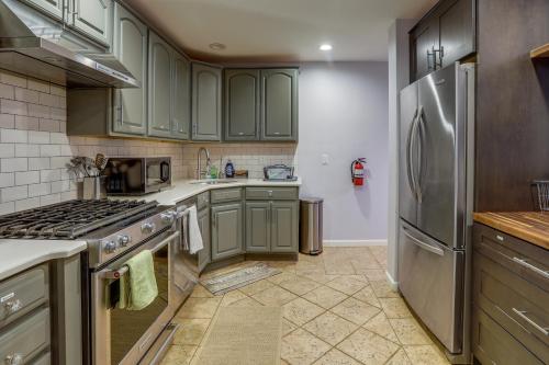 Charming Monroe Township Home - 13 Mi to RU! in East Brunswick, USA