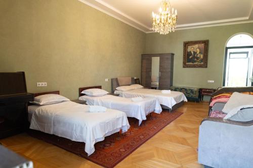 1 queen bed, 3 twin beds
