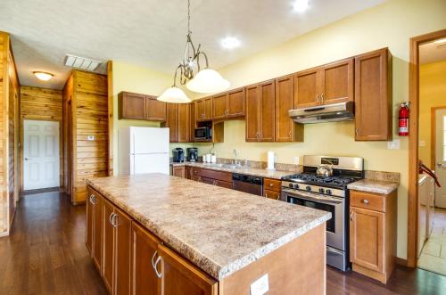 Cozy Summit Cabin with Hiking Trails and Fishing Pond! in Summit, USA