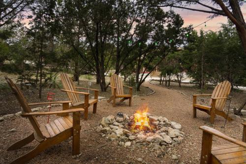 Large Canyon Lake Retreat with Fire Pit and Grill - image 3