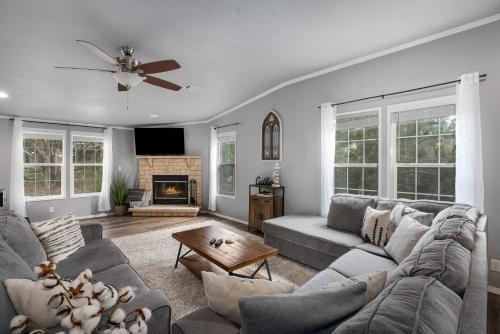 Large Canyon Lake Retreat with Fire Pit and Grill - image 7