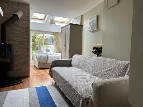 Centre of Killaloe Village, Lovely Apartment