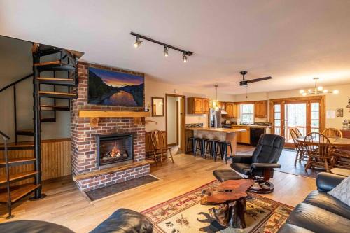 Pocono Chalet - Hot Tub - Game Room