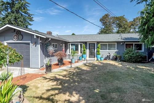 PNW Home With Private Outdoor Getaway Space.