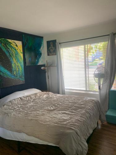 Guest room/shared bath chill vibes