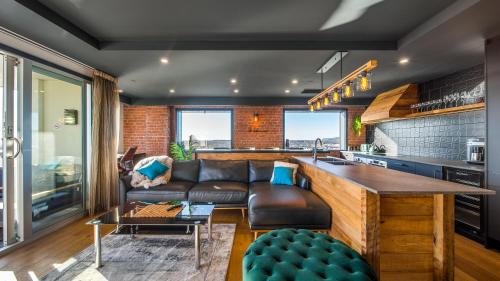 CBD Loft Style Apartment with Free Valet Parking