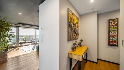 CBD Loft Style Apartment with Free Valet Parking