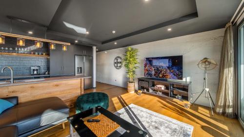 CBD Loft Style Apartment with Free Valet Parking