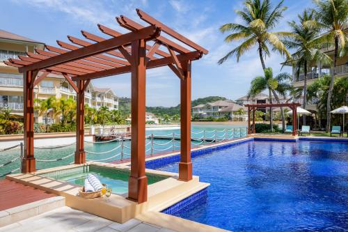 Басейн, The Landings Resort and Spa - All Suites in Острівець Гро