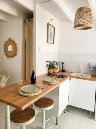 Kitchen, Studio double climatise avec terrasse - Proche Tram & Centre near Le Pascalou