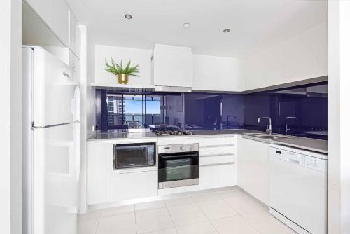 One-Bedroom, One-Bathroom Spa Apartment with Study & Ocean Views - Level 41  image 7