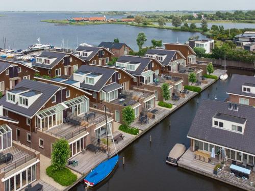  Luxurious home with jetty, in a water-rich holiday park not far from Amsterdam, Pension in Uitgeest bei Assendelft