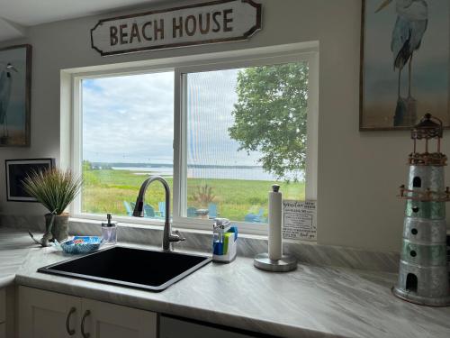 virtuve, Seaside Serenity Cottage in Clark's Harbour (NS)