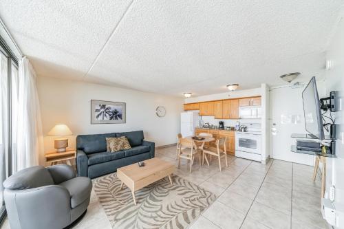 Waikiki Banyan Condo With Panoramic 37th Floor Ocean Views - image 4