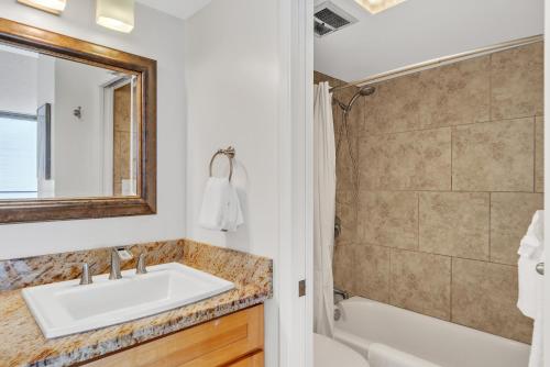 Waikiki Banyan Condo With Panoramic 37th Floor Ocean Views - image 2
