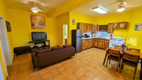 Faciliteiten, El Palacio Rosa on Blue Lagoon 2BR Beachfront Suite on pristine & quiet bay w incredible views in Jonesville