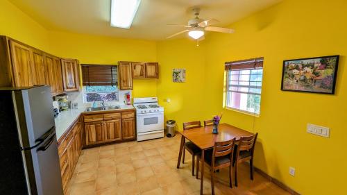 Konyha, El Palacio Rosa on Blue Lagoon 2BR Beachfront Suite on pristine & quiet bay w incredible views in Jonesville
