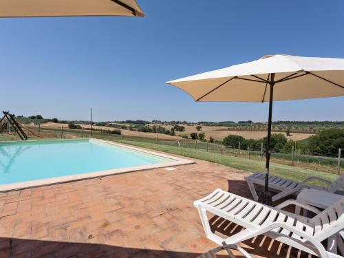  Antique 6 persons accommodation in small citadel in Castiglione del Lago