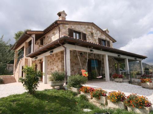 Timeless villa in Cagli with garden and swimming pool