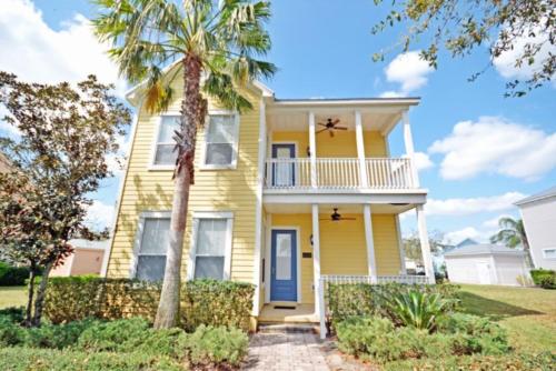 Three-Bedroom House room in Reunion Retreat home