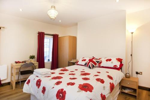 Emporium City Centre Self Catering Apartments Cook as you would at Home - by Victoria Centre Shopping Centre with private outside Patio and Marquee - image 9