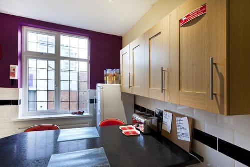 Emporium City Centre Self Catering Apartments Cook as you would at Home - by Victoria Centre Shopping Centre with private outside Patio and Marquee - image 8