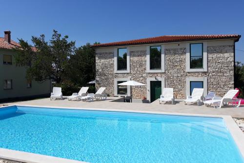 Family friendly apartments with a swimming pool Pomer Medulin - 17681 - main image
