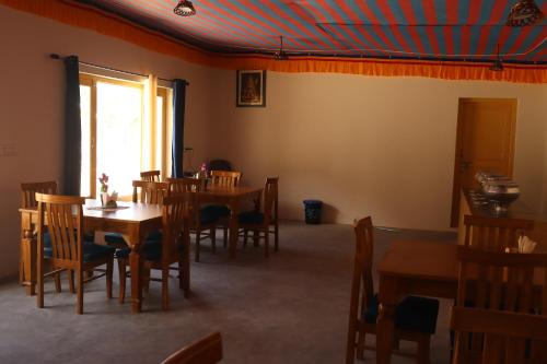 Ldazes Camp in Hundara