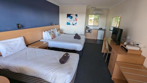 1 double bed, 1 twin bed