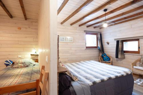 1 queen bed, 1 twin bed