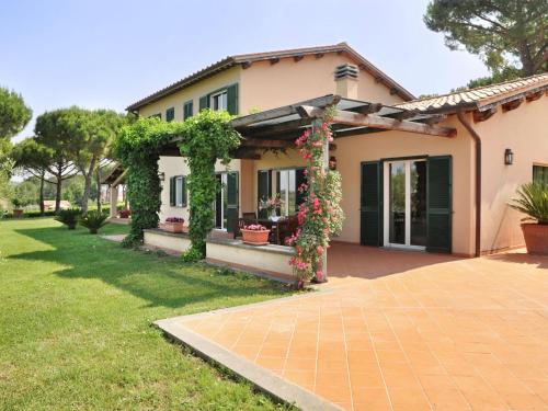 Attractive and spacious villa with pool