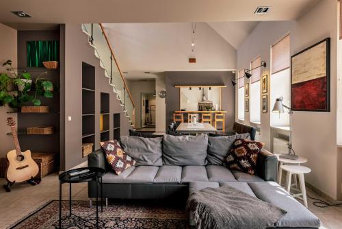 Spacious 2-story apt. w/ terrace - 280 m2, Riga (foto 9)