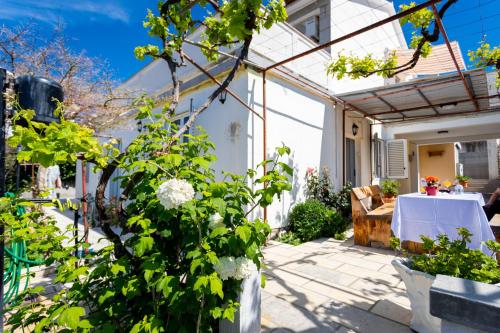 3 bedrooms, 4 beds