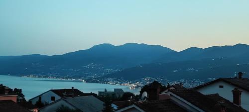 Modern and cosy with panorama view Modern and cosy with panorama view