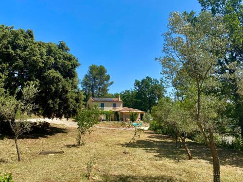 Mas provençal contemporain piscine et tennis