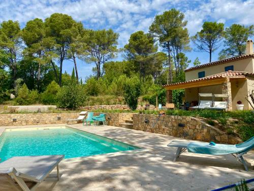 Mas provençal contemporain piscine et tennis