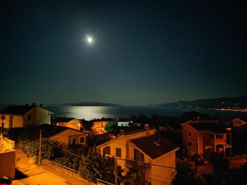 Modern and cosy with panorama view Modern and cosy with panorama view