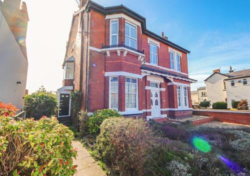 Spacious Victorian Birkdale Apartment with Garden - Southport