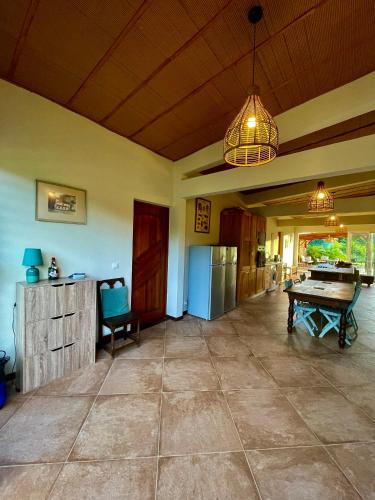 Exterior view, Chambre et SDB privative Roucou vue Mont Pelee dans maison partagee in Le Morne Rouge