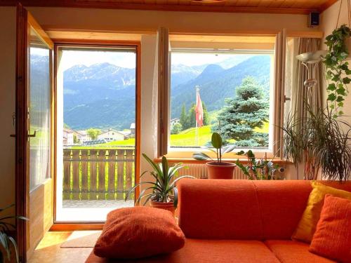 window on the green, Poschiavo (photo 8)