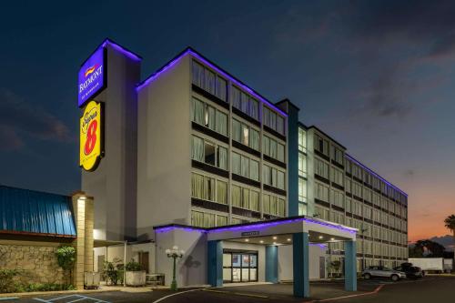 Super 8 by Wyndham Laredo