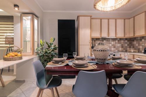 مطبخ, Fratelli Villa, with Heated Pool & Spa Whirlpool, By ThinkVilla in Chamouzas