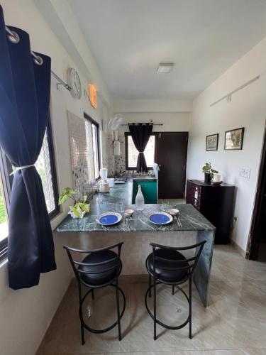 TicAna Studio with all amenities lake view & terrace garden Ac Kitchen wifi