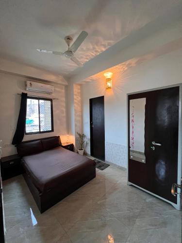 TicAna Studio with all amenities lake view & terrace garden Ac Kitchen wifi