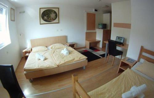 1 double bed, 1 twin bed, 1 bunk bed