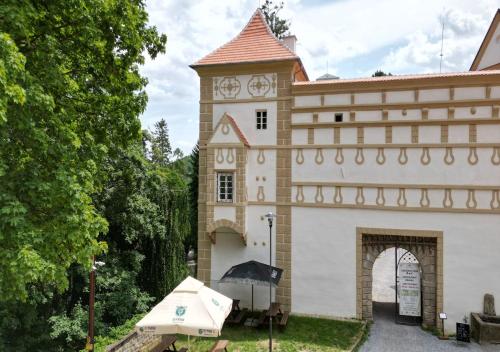 . Zámek Castle Račice - Předzámčí Forecastle