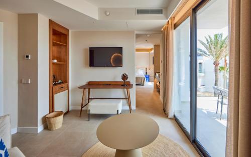 Universal Hotel Don Leon - image 11